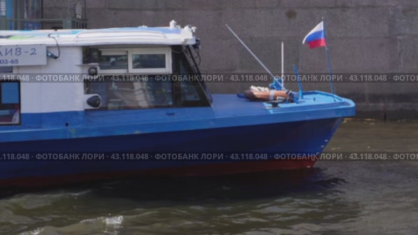 A tour boat moored to the pier is bobbing on the waves of the Moika River (2024 год). Стоковое видео, видеограф Ярославский Максим / Фотобанк Лори