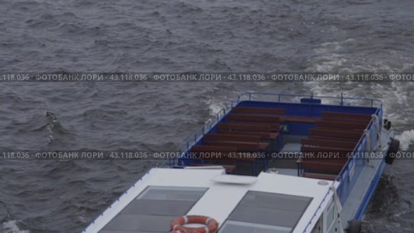 A tourist boat is sailing on the waves of the Neva River. View from above. Russia. St. Petersburg. 05/08/2024. Редакционное видео, видеограф Ярославский Максим / Фотобанк Лори