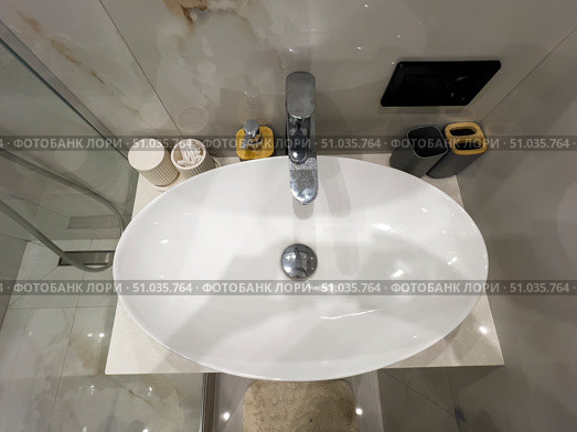A white sink with a silver faucet and a soap dish. Стоковое фото, фотограф Ярославский Максим / Фотобанк Лори