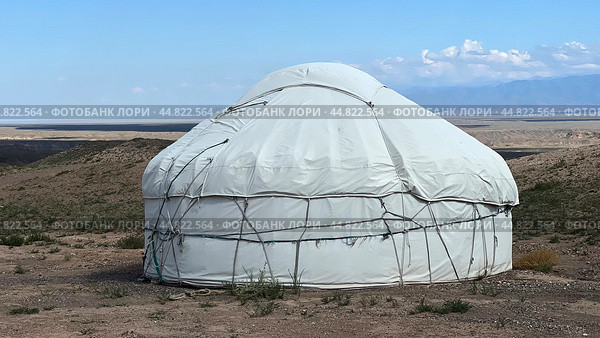 A white yurt on the background of a desert area. Стоковое фото, фотограф Ярославский Максим / Фотобанк Лори