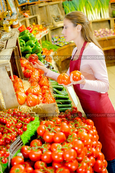 a woman and a display of tomatoes. Стоковое фото, агентство Ingram Publishing / Фотобанк Лори