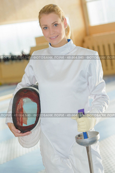 a woman fencer is posing. Стоковое фото, агентство Ingram Publishing / Фотобанк Лори