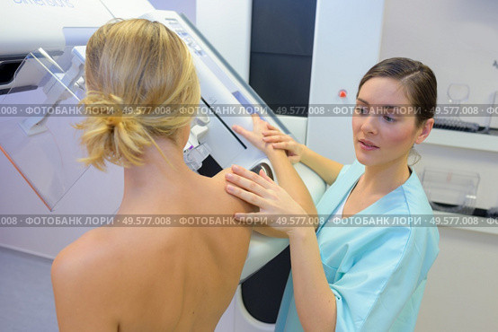 a woman having a mammogram. Стоковое фото, агентство Ingram Publishing / Фотобанк Лори