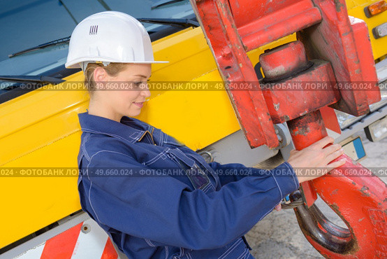a woman is operating crane. Стоковое фото, агентство Ingram Publishing / Фотобанк Лори