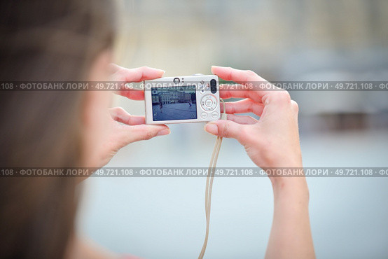a woman is taking photos. Стоковое фото, агентство Ingram Publishing / Фотобанк Лори