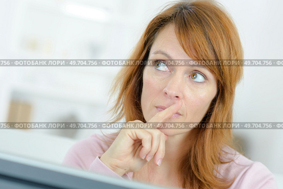 a woman is thinking about something. Стоковое фото, агентство Ingram Publishing / Фотобанк Лори