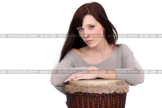 A woman playing the drum. Стоковое фото, агентство Ingram Publishing / Фотобанк Лори