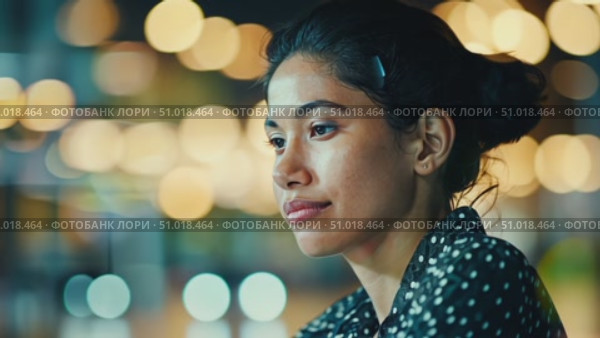 A woman quietly thinks and works at a cafe during the evening, surrounded by a warm ambiance created by soft glowing lights. Стоковое AI-видео, аниматор Данила Большаков / Фотобанк Лори