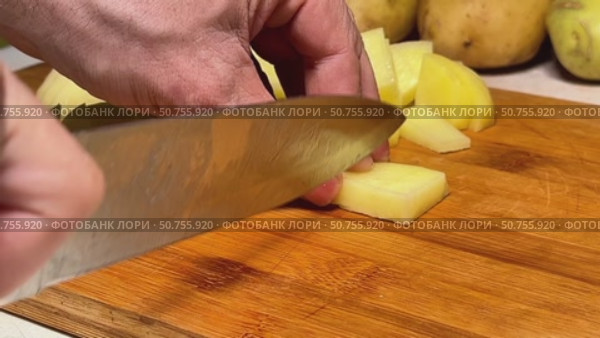 A wooden cutting board with a green plastic piece on the corner. Стоковое AI-видео, аниматор Ярославский Максим / Фотобанк Лори