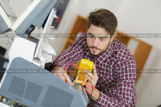 a worker calibrating a printer. Стоковое фото, агентство Ingram Publishing / Фотобанк Лори