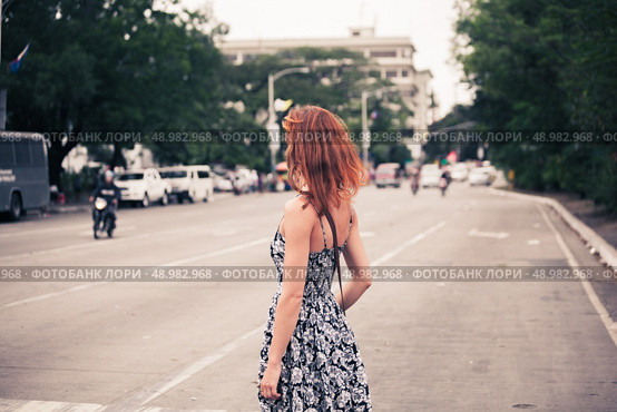 A young caucasian woman is walking in Manila. Стоковое фото, агентство Ingram Publishing / Фотобанк Лори