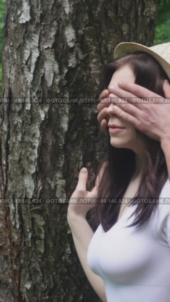 A young girl is waiting for her lover in the forest.. He comes up from behind and they kiss. Стоковое видео, видеограф Ярославский Максим / Фотобанк Лори