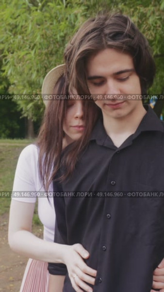 A young happy couple kissing in a summer park. Стоковое видео, видеограф Ярославский Максим / Фотобанк Лори