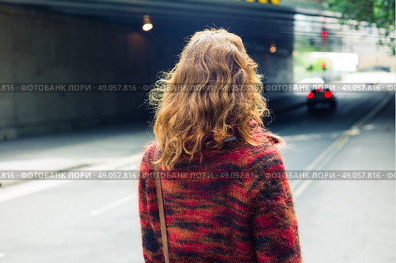 A young woman is walking on the street near an underpass. Стоковое фото, агентство Ingram Publishing / Фотобанк Лори