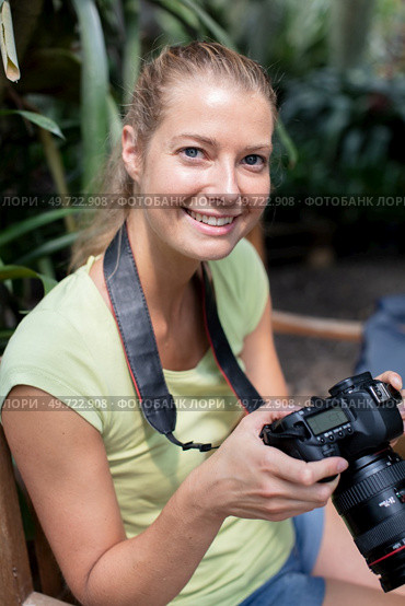a young woman photographer portrait. Стоковое фото, агентство Ingram Publishing / Фотобанк Лори