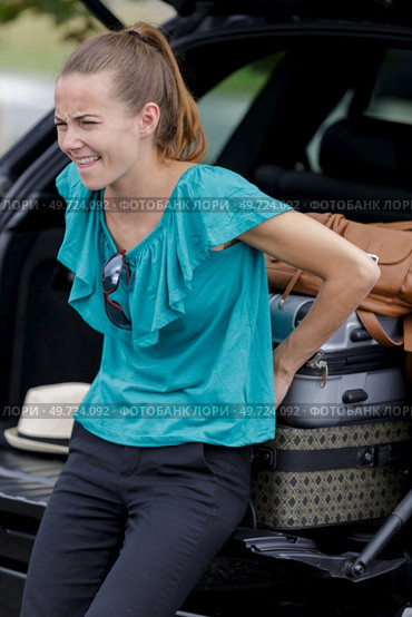 a young woman struggling with bags. Стоковое фото, агентство Ingram Publishing / Фотобанк Лори