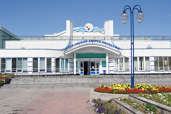 Абаканский дворец молодежи. Вход (2012 год). Редакционное фото, фотограф Шичкина Антонина / Фотобанк Лори