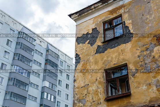 Abandoned house on the background of a modern apartment building. Стоковое фото, фотограф Евгений Харитонов / Фотобанк Лори