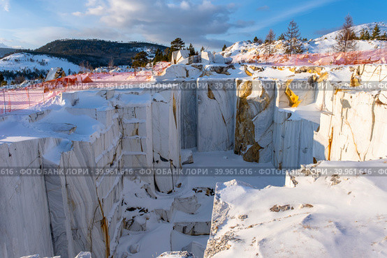 Abandoned marble quarry near the village of Buguldeyka on Lake Baikal in February, Russia. Стоковое фото, фотограф Ирина Толокновская / Фотобанк Лори
