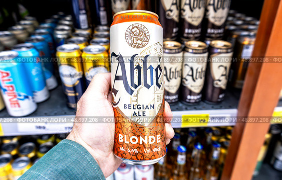 Abbe Belgian Ale алкогольное пиво в руке. Алкогольные напитки и крепкие спиртные напитки. Редакционное фото, фотограф FotograFF / Фотобанк Лори