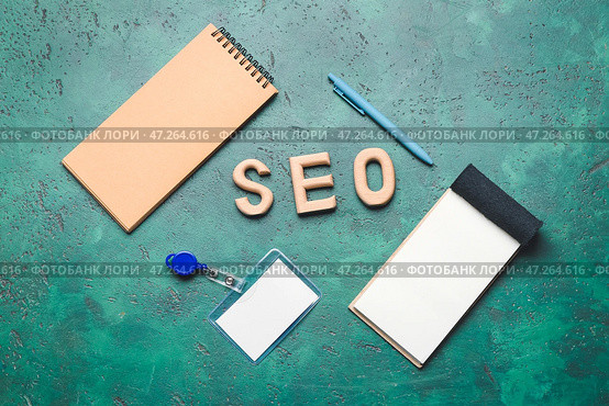 Аббревиатура SEO с бланками на цветном фоне. Стоковое фото, фотограф Pixel_shot / Фотобанк Лори