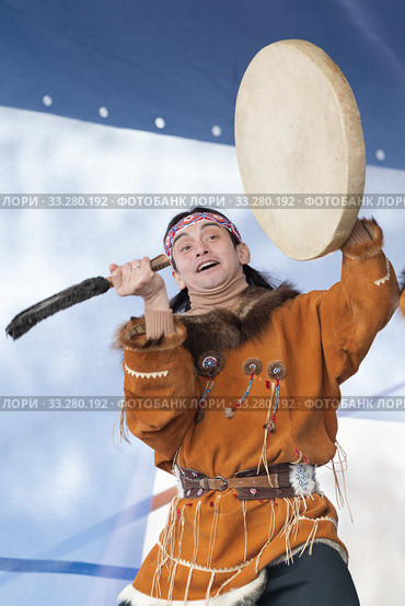Aborigine dancer in traditional clothes native people expression dancing with tambourine. Concert Koryak Dance Ensemble Mengo (2019 год). Редакционное фото, фотограф А. А. Пирагис / Фотобанк Лори