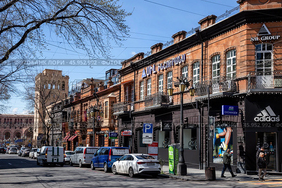 Abovyan Street in the central part of Yerevan (2024 год). Редакционное фото, фотограф Юлия Бабкина / Фотобанк Лори