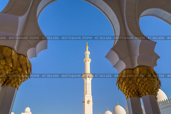 Abu Dhabi, United Arab Emirates - Jan 10 2024, Bottom-up view of the minaret of the Grand Mosque of Sheikh Zayed, in the daytime, Abu Dhabi, United Arab Emirates. Редакционное фото, фотограф Сергей Богомяко / Фотобанк Лори