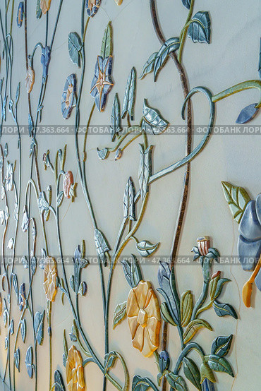 Abu Dhabi, United Arab Emirates - Jan 10 2024, Close-up view of a marble wall with patterns in the form of flowers and vines made of minerals Grand Mosque, Abu Dhabi, United Arab Emirates. Редакционное фото, фотограф Сергей Богомяко / Фотобанк Лори