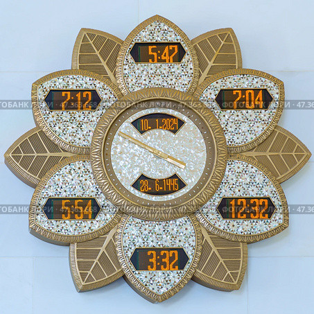 Abu Dhabi, United Arab Emirates - Jan 10 2024, Close-up view of an electronic clock made in the form of lotus flower, on the wall in the Grand Mosque of Sheikh Zayed, Abu Dhabi, United Arab Emirates. Редакционное фото, фотограф Сергей Богомяко / Фотобанк Лори