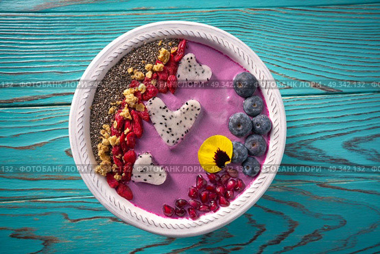 Acai bowl smoothie pitaya hearts blueberry goji chia pomegranate and seeds for Valentines day. Стоковое фото, агентство Ingram Publishing / Фотобанк Лори
