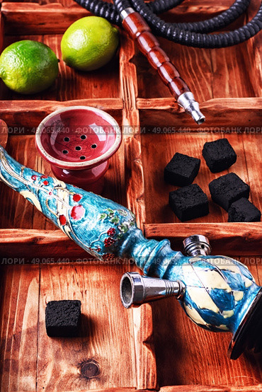 Accessories for Shisha. dismantled parts of the hookah in stylish wooden box with fruits lime. Стоковое фото, агентство Ingram Publishing / Фотобанк Лори
