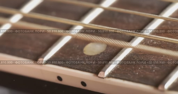 Acoustic guitar strings vibrating, Shot on super slow motion camera 1500 fps. Стоковое видео, видеограф Андрей Армягов / Фотобанк Лори