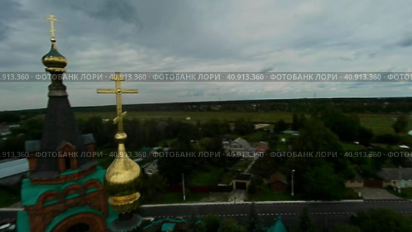 Acrobatic flight of a sports FPV drone over the Church of St. Catherine in the village of Rakhmanovo in the Moscow region. Стоковое видео, видеограф Ярославский Максим / Фотобанк Лори