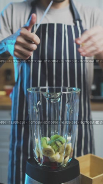 Add Kiwi to Smoothie Strawberry Banana Goji Berry Refreshing and Nutritious. Стоковое видео, видеограф Mihail Mihaylov / Фотобанк Лори