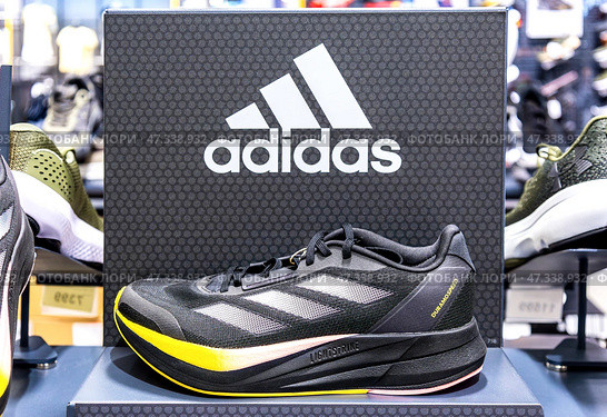 Adidas абсолютно новые стильные кроссовки. Спортивная обувь. Редакционное фото, фотограф FotograFF / Фотобанк Лори