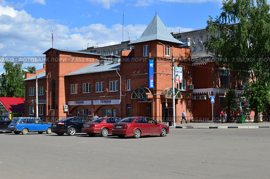 Администрация городского поселения Дедовск. Банки "Генбанк", "ВТБ 24 ДО Дедовский". Улица Гагарина, 9. Истринский район. Московская область (2015 год). Редакционное фото, фотограф lana1501 / Фотобанк Лори