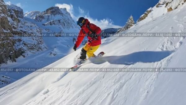 Adrenaline and freedom: the snowboarder conquers the mountain at high speed, masterfully controlling the board in the snow. Стоковое AI-видео, аниматор Юрий Поздников / Фотобанк Лори