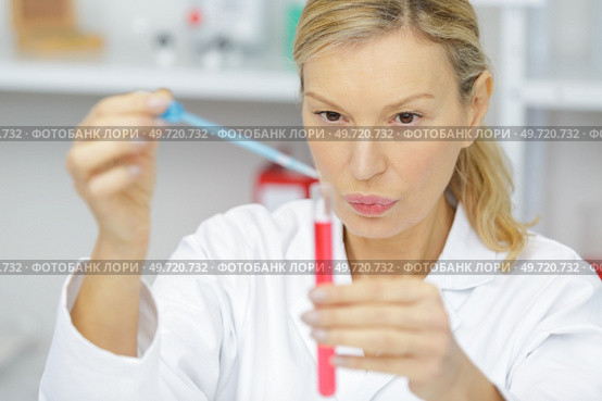 adult female researcher using a pipette. Стоковое фото, агентство Ingram Publishing / Фотобанк Лори