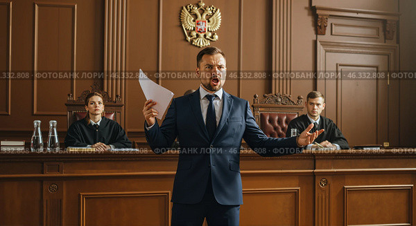 Адвокат произносит речь в зале суда во время судебного процесса. Стоковое AI-изображение, AI-художник Anna Leeva / Фотобанк Лори