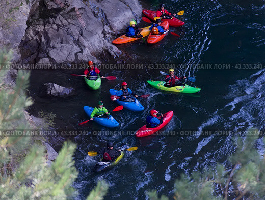 Adygea, Russia - October 10, 2017: a group of kayak athletes descends on kayaks along the Belaya mountain river in Adygea in the autumn, the top view. Редакционное фото, фотограф Андрей С / Фотобанк Лори