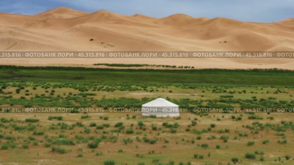 Aerial around view on yurt near sand dunes. Стоковое видео, видеограф Михаил Коханчиков / Фотобанк Лори