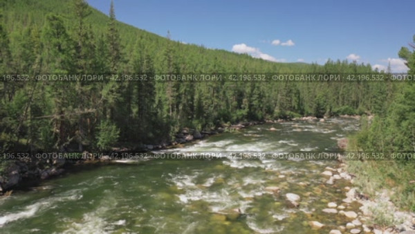 Aerial hyperlapse drone video of Altai river Chulyshman. Copter moves along river over water among coastal rocks. Стоковое видео, видеограф Сергей Пристяжнюк (Serg Zastavkin) / Фотобанк Лори