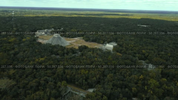 Aerial Perspective of Chichen Itza Ruins In Dense Jungle. Стоковое видео, видеограф Поскребышев Михаил / Фотобанк Лори