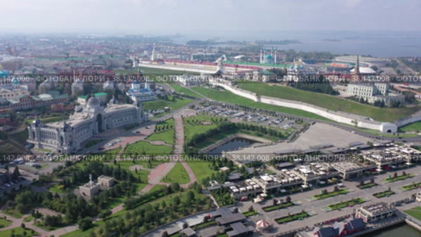 Aerial photo of Russian city Kazan with view of Kazan Kremlin and Volga River. Стоковое видео, видеограф Яков Филимонов / Фотобанк Лори