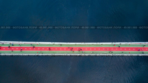 Aerial top view of pedestrian and cycling path lane on Park bridge and Dnieper river from above in city Kyiv , Ukraine. Drone photo. top view of pedestrian on Park bridge and Dnieper river in city Kiev , Ukraine. Стоковое фото, агентство Ingram Publishing / Фотобанк Лори