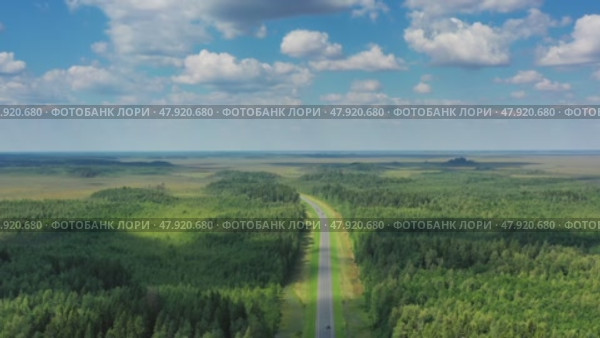 Aerial top view on country road in forest. Стоковое видео, видеограф Михаил Коханчиков / Фотобанк Лори