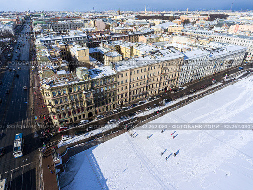 Aerial view at the Fontanka river embankment and Nevsky avenue near the Anichkov Bridge at winter season. Saint-Petersburg, Russia (2017 год). Редакционное фото, фотограф Кекяляйнен Андрей / Фотобанк Лори