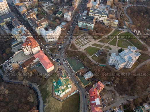 aerial view Landscape view of the old district of Podol with the St. Andrew’s Church in city Kyiv, Ukraine. Drone photo. aerial view of Podol and St Andrew’s Church in Kiev city. Стоковое фото, агентство Ingram Publishing / Фотобанк Лори