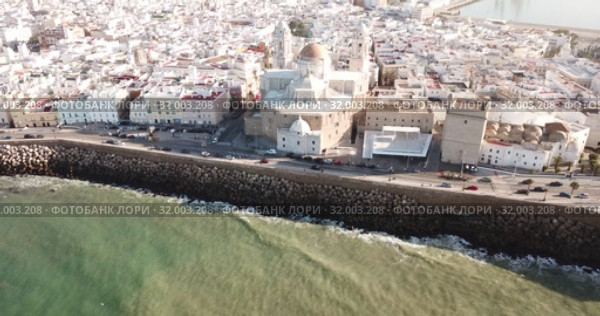 Aerial view of cityscape and harbour of Spanish city of Cadiz on peninsula in Atlantic Ocean (2019 год). Стоковое видео, видеограф Яков Филимонов / Фотобанк Лори